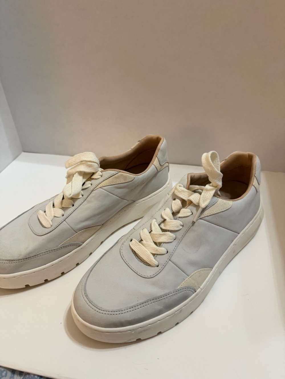 Vionic Elsa Sneakers in Light Gray and Cream size 8 - Picture 2 of 6